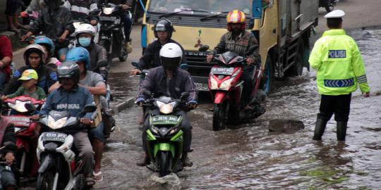 Banjir mulai surut, Daan Mogot tetap macet parah