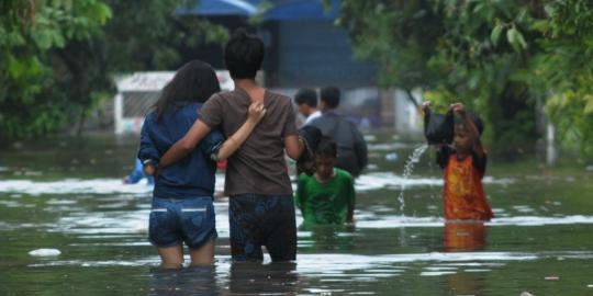 Kemesraan di tengah banjir