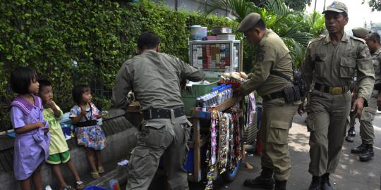 Liput penertiban PKL, wartawan Riau Pos dianiaya satpam