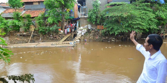 kami sikat rumah di bantaran sungai rev1