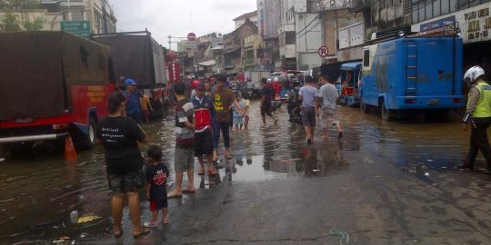 Air terus naik, Jalan Jatinegara Barat kembali ditutup