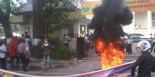 Sambil bakar ban, demonstran tuding kebun PTPN IV tanpa HGU