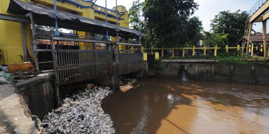 Takut luber ke jalan, Pintu Air Manggarai dibuka