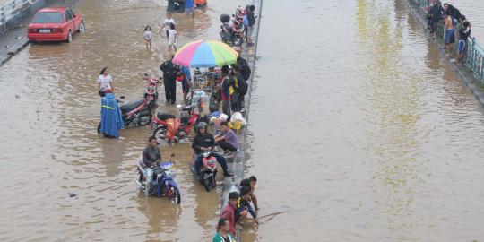 Kendaraan boleh lawan arah di bawah flyover Casablanca