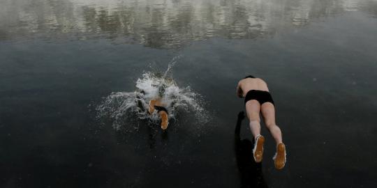 Orang ini nekat berenang di sungai bersuhu -30 derajat celsius