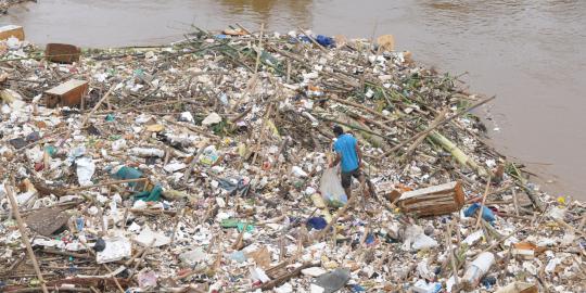 200 Ton sampah sisa banjir dikeruk dari Kali Ciliwung