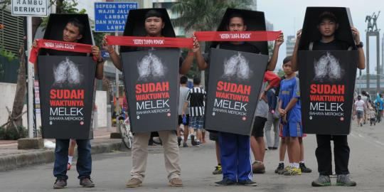 Kampanye bahaya rokok, aktivis bawa peti mati