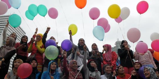 Foto Komunitas Hijaber Lepas Ratusan Balon Di Hi Merdeka Com