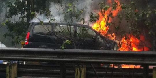 Mobil Nissan Serena terbakar di Tol Jagorawi