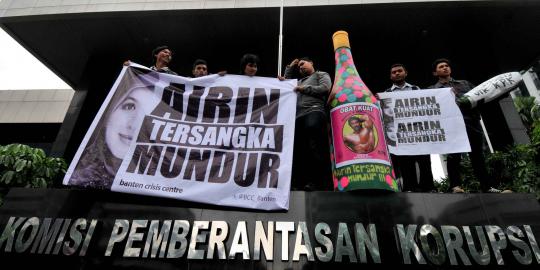 Tuntut Airin mundur, aktivis bawa obat kuat raksasa untuk KPK