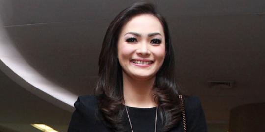 Suami foto mesra dengan perempuan lain, Christy Jusung tak peduli