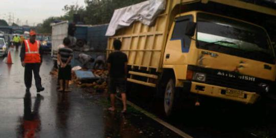 Rem blong truk  fuso  seruduk 5 warung dan tewaskan 4 orang 