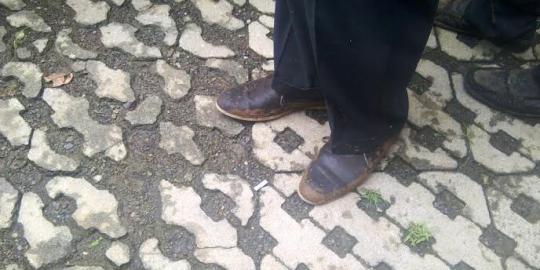 Usai tanam pohon di Puncak, Jokowi jemur sepatunya di kipas AC