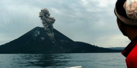Aktivitas vulkanik meningkat, status Anak Krakatau jadi siaga 2