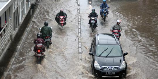 Hujan deras guyur Jakarta, genangan dimana-mana