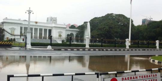 Diguyur hujan sejak semalam, jalan depan Istana Merdeka banjir