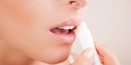 5 Cara mengobati bibir kering