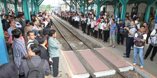 Ini jalur Transjakarta dan KRL yang alami gangguan karena banjir