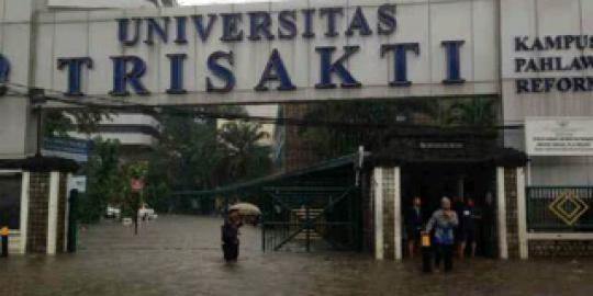 Halaman parkir kampus Trisakti banjir selutut