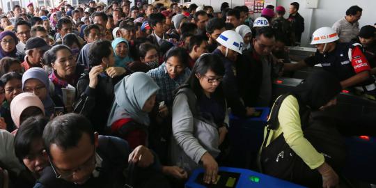 Rute KRL terganggu akibat banjir, penumpang berdesakan di Gambir