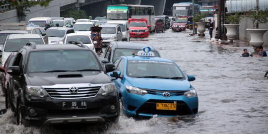 Banjir di Grogol belum surut, arus lalu lintas macet parah
