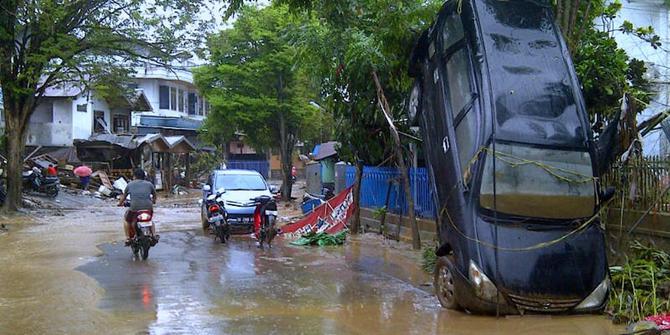 Foto wanita di banjir manado 5 Foto wanita di banjir manado 63
