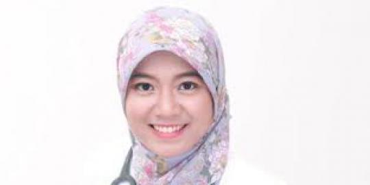 Dokter cantik ini rela tangani pasien dini hari di pelosok