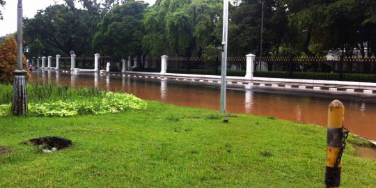 Ini penyebab jalan di depan Istana Merdeka kebanjiran