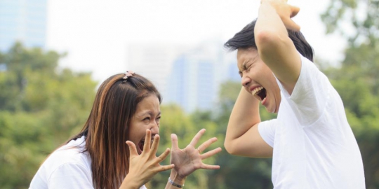 5 cara menenangkan wanita yang cemburu