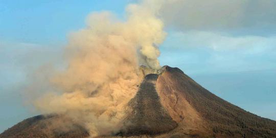 Semburan awan panas Gunung Sinabung terus ancam warga