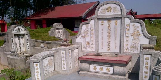 Longsor di Kali Bekasi, 10 kuburan China hanyut