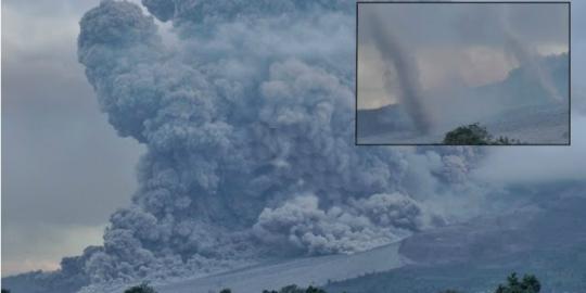 Dahsyat, muncul 3 'tornado'  saat Sinabung meletus!