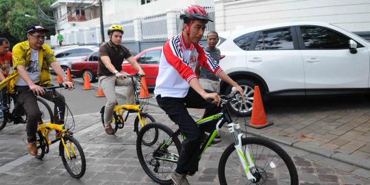 Sambil bersepeda, Jokowi cek kondisi jalan rusak dan sampah