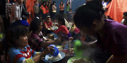 Nestapa korban erupsi Sinabung rela antre demi mendapat makanan