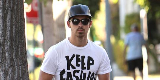 Manisnya cara Joe Jonas menggendong bayi