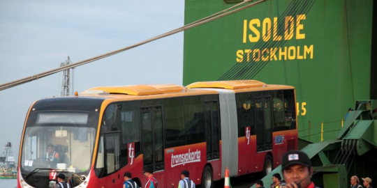 bus transjakarta dan rp 6 miliar rev1