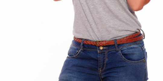 jeans yang menggantung di pinggang