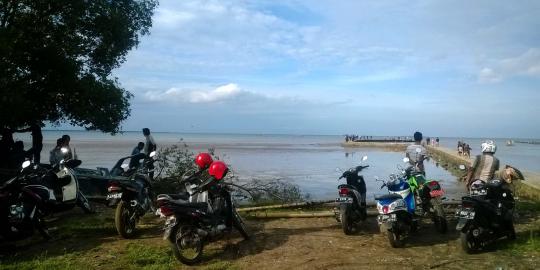 Heboh air laut surut, warga beramai-ramai ke Pantai Karangantu