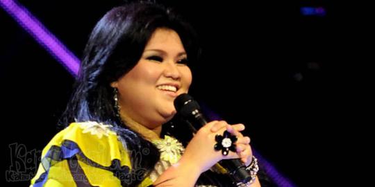 Shena Malsiana, 5 kali gagal audisi idol tapi duet dengan Lenka