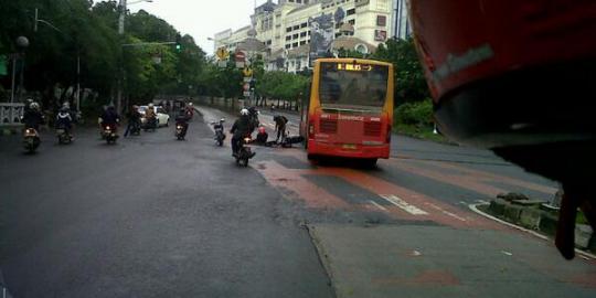 Pagi-pagi bus Transjakarta dan pemotor sudah 'senggolan'
