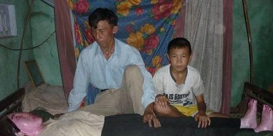 tidur di samping mayat istrinya rev2