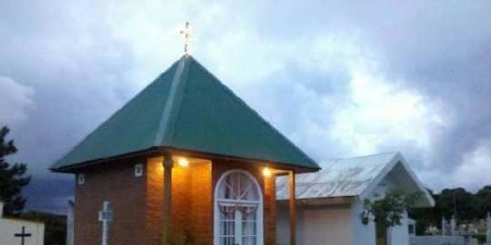 tinggal di dalam makam suaminya rev2