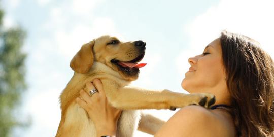 Perempuan Amerika susui bayi anjing