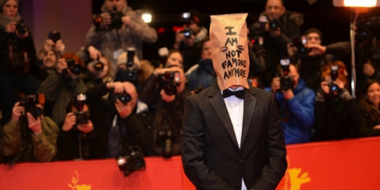 Shia LaBeouf Tutupi Muka Dengan Kantung Kertas di Premiere Film