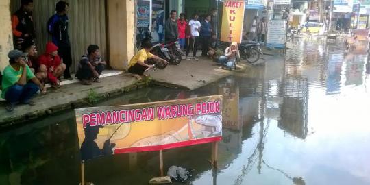 Jalan rusak di Serang jadi tempat pemancingan warga