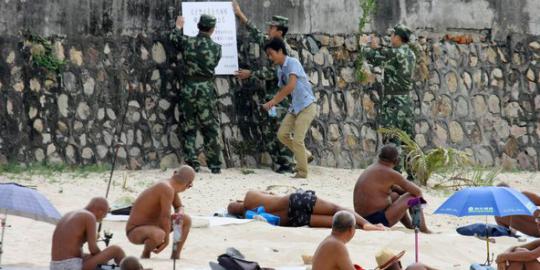 Lelaki manula bugil di pantai jadi musuh baru polisi China
