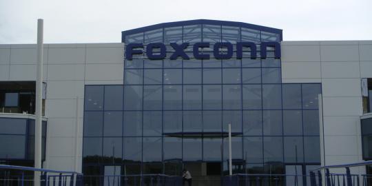 Beri harapan palsu dua tahun, akankah Foxconn ingkar ke Jokowi?