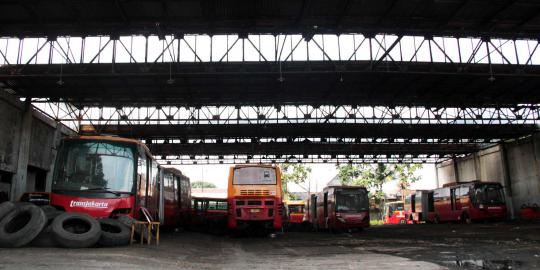 Mengintip aktivitas mekanik di bengkel bus Transjakarta