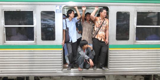 Gangguan wesel di Gambir, penumpang berdiri di KRL hingga 2 jam