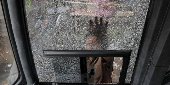 Kesal penumpang pindah, sopir angkot hancurkan BKTB
